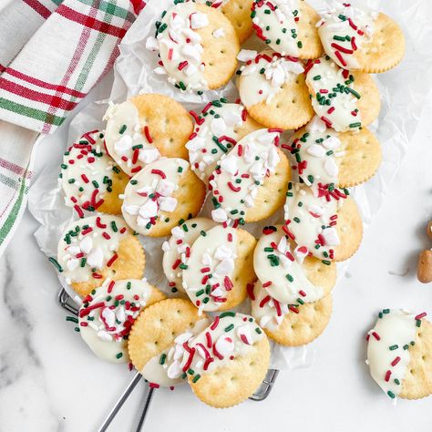 Peppermint Ritz Crackers Easy Holiday Snacks, Kitchen Sink Cookies, Salted Chocolate Chip Cookies, Christmas Truffles, Holiday Snack, Easiest Recipes, Smores Cookies, Peanut Butter Blossoms, Christmas Sprinkles