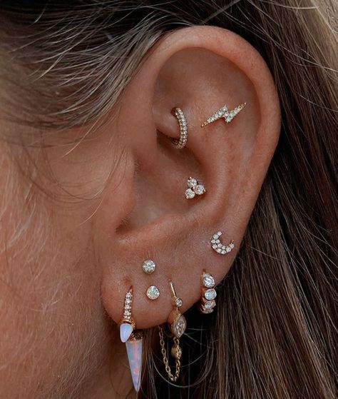 High Lobe Piercing, Constellation Piercings, Piercing Inspiration, Ear Piercing Ideas, Ear Piercings Chart, Piercing Conch, Ear Lobe Piercings, Ear Art, Cool Ear Piercings