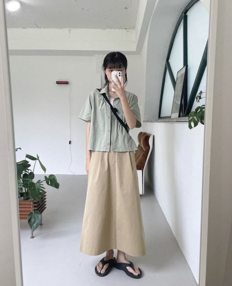 Short Ppl Outfits, Minimalist Japanese Outfit, Japanese Modest Outfit, Muji Outfit Style Women, Japanese Minimalist Outfit, Normcore Summer Outfits, Japanese Skirt Outfits, Japanese Outfits Summer, Japanese Street Fashion Summer