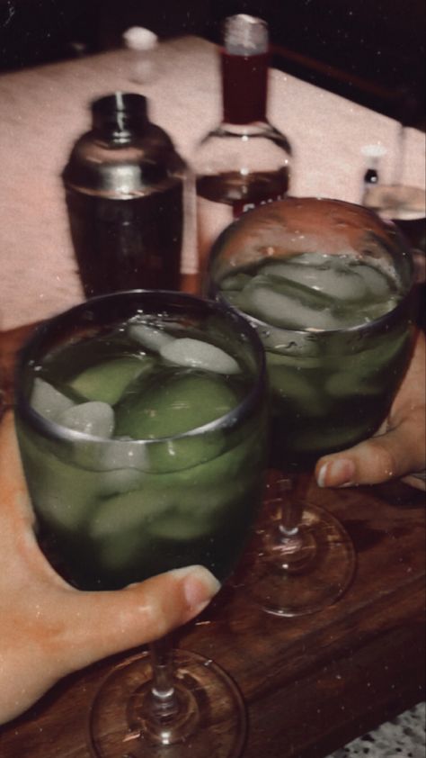 Green Drink Aesthetic, Green Alcoholic Drinks, Dark Green Cocktail, Green Cocktails, Guy Aesthetic, Green Breakfast, Green Snacks, Green Drink, Green Cocktail