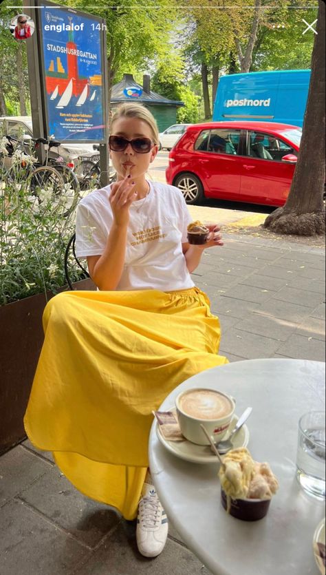 Yellow Skirt Outfit Aesthetic, Yellow Maxi Skirt Outfit, Rosie Style, Yellow Skirt Outfits, Yellow Maxi Skirt, Minimalism Clothes, Purple Cloth, Yellow Maxi Skirts, Skirt Outfits Aesthetic