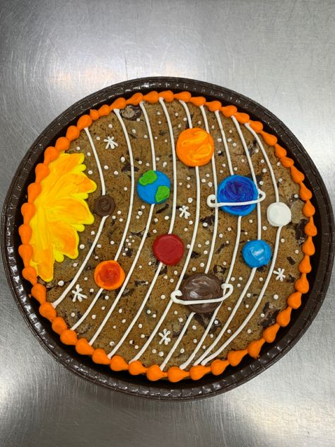 Graduation Cookie Cake Designs, Space Cookie Cake, Cookie Cake Designs Ideas, Half Cakes Ideas, Summer Cookie Cake Ideas, Decorated Cookie Cake Birthday, Message Cookie Designs, Cute Cookie Cake Designs Birthday, Back To School Cakes