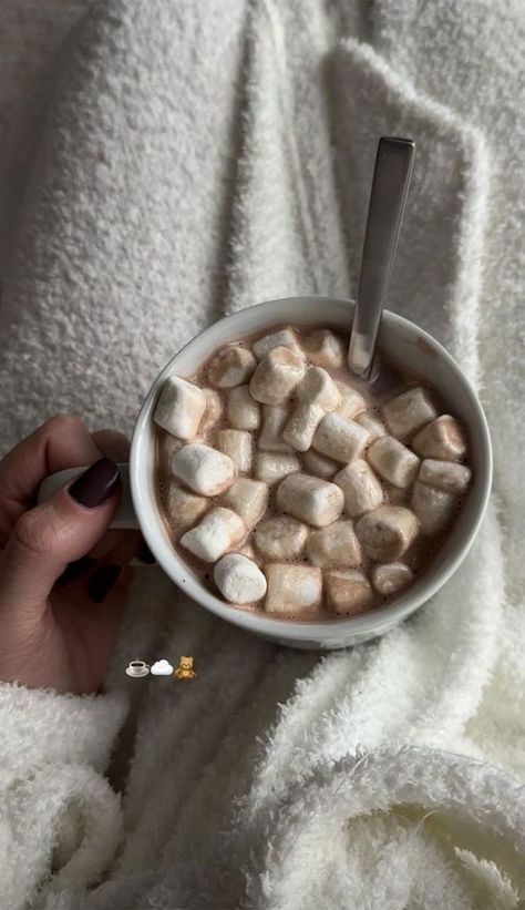 Snapchat Dessert, Chocolate Snapchat, Chocolate Rain, Snapchat Pics, Cozy Weather, Snapchat Ideas, Hot Chocolate Marshmallows, Cosy Christmas, Delicacy Food