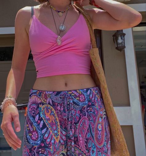 Pink Hippy Aesthetic, 2000s Hippy Fashion, Pink Hippy Outfit, Boho Pink Outfit, Pink Boho Outfits, Girly Hippie Aesthetic, Pink Earthy Outfit, Pink Hippie Outfit, Pink Boho Outfit