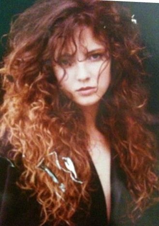 Erin Everly. My ideal hair. The length, the curl, the volume. Erin Everly 80s, 80’s Curly Hair, 80s Hair Metal Aesthetic, 80s Red Hair, 80s Womens Hair, 80s Inspired Hair, 80s Curls, Rock Curly Hair, 80s Curly Hair