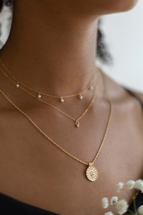 Eine wunderschöne zierliche Halskette, gefertigt in 14K Gold Filled mit einem minimalistischen Zirkonia Anhänger. Sie kann elegant alleine oder mit anderen Halsketten kombiniert werden. Die Halskette wird in einer schönen Schmuckschachtel geliefert. Perfekt als kleine Belohnung für dich selber oder als Geschenk für deine Liebsten ♥ • Das Model trägt die Länge 40cm• Material Anhänger: 14K hochwertig vergoldetes Messing (3µm)• Material Kette: 14K Gold Filled Diamond Circle Necklace, Gold Minimalist Jewelry, Feminine Jewelry, Gold Wedding Jewelry, Bracelets Gold Diamond, Jewelry Picture, Circle Diamond, Girl Jewelry, Jewelry Lookbook