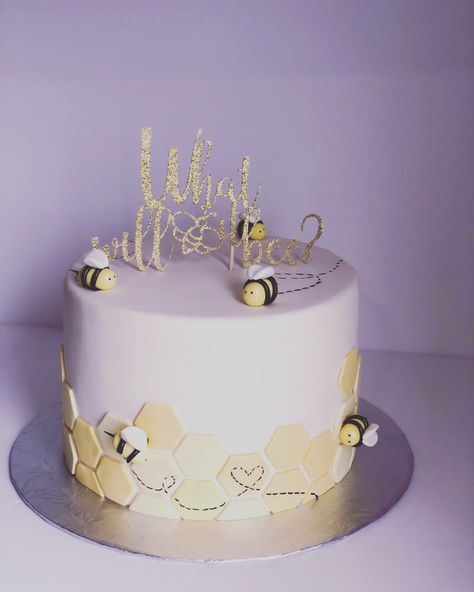 Honey Comb Cakes, Honeycomb Pasta Cake, Bee Gender Reveal Cake, Honey Bee Cake Design, Chocolate Honeycomb Cake, Bee Drip Cake, What Will It Bee, Bee Gender Reveal, Gender Reveal Cake