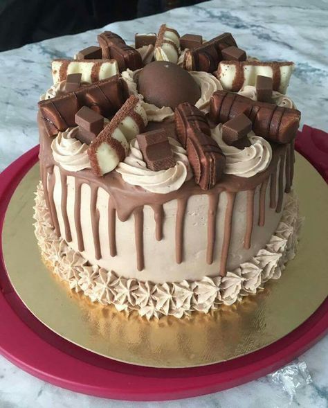 Kinder Bueno Cake Birthday, Bueno Cake, Candy Birthday Cakes, Confirmation Cakes, Birthday Baking, Creative Birthday Cakes, Easy Baking Recipes Desserts, Sweet Snacks Recipes, Pretty Birthday Cakes