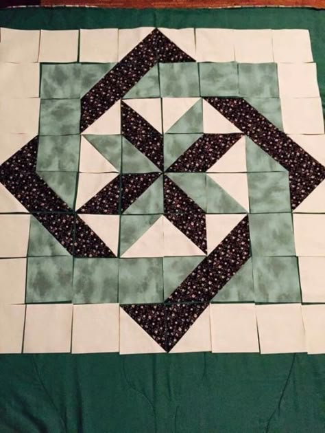 Woven Star Quilt, Colchas Quilting, Quilting 101, Quilted Table Topper, Barn Quilt Designs, Triangle Quilts, Quilt Square Patterns, Half Square Triangle Quilts, Quilt Block Patterns Free