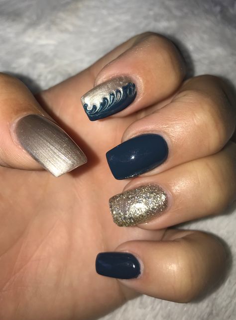 Navy And Cream Nails, Dark Blue Nails With Design Navy, Navy And Rose Gold Nails, Gold And Navy Nails, Navy Gold Nails, Dark Blue And Gold Nails, Blue And Gold Nail Designs, Navy Blue And Gold Nails, Navy And Gold Nails