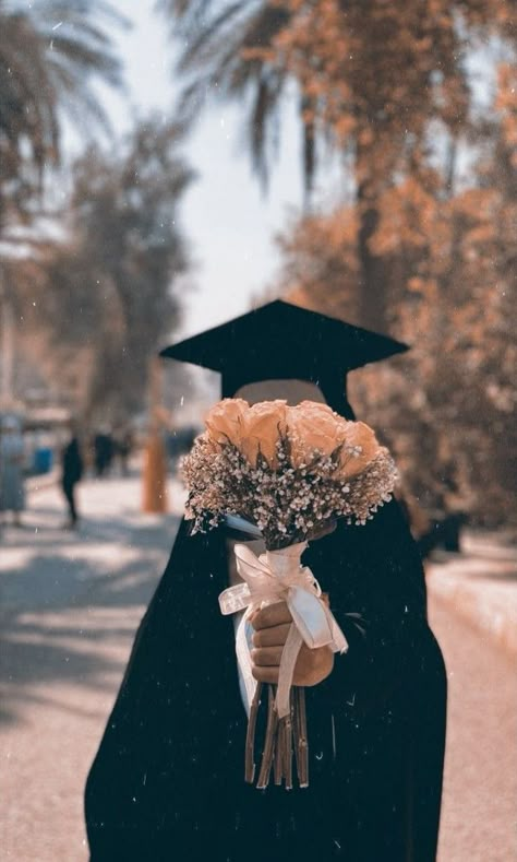 Thinking Pose, Butterfly Wedding Cake, Graduation Pic Ideas, College Graduation Pictures Poses, Grad Photography, Graduation Party Diy, Graduation Party Planning, Graduation Photography Poses, Graduation Poses