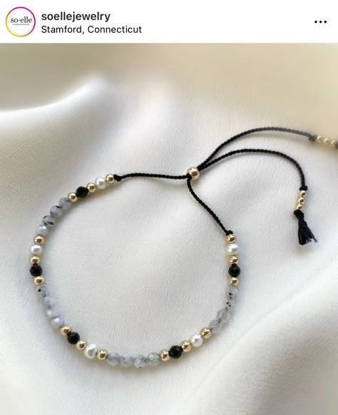 Minimalist Handmade Adjustable Bracelets, Simple Pearl Bracelet Diy, Minimalist Resizable Beaded Bracelets, Trendy Handmade Pearl Bracelet, Adjustable Cute Pearl Bracelet, قلادات متدلية, Ankle Bracelets Diy, Stone Bead Jewelry, Crystal Bead Jewelry