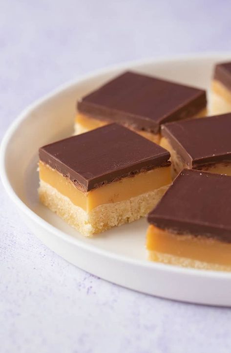 Easy Caramel Slice, Caramel Slice Recipe, Easy Shortbread Crust, Coconut Shortbread, Caramel Squares, Shortbread Cookie Crust, Coconut Jam, Chewy Caramel, Caramel Filling