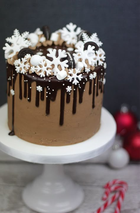 Snowflake Drip Cake - Cakey Goodness Christmas Drip Cake Ideas, Chocolate Christmas Cake Designs, Christmas Chocolate Cake Decoration, January Cake Ideas, Christmas Drip Cake, Christmas Chocolate Cake, Chocolate Christmas Cake, Winter Torte, Winter Cakes