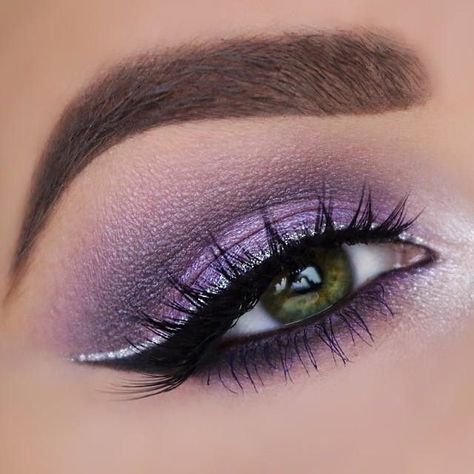 Winter Eye Makeup, Silver Eyeliner, Make Up Designs, Silver Eyeshadow, Purple Eye Makeup, Eye Makeup Ideas, Purple Makeup, Smink Inspiration, Makijaż Smokey Eye