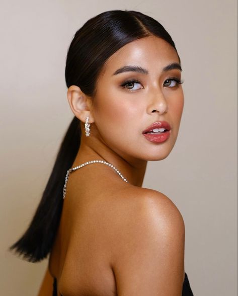 Gabbi Garcia Makeup, Gabi Garcia, Face Symmetry, Gabbi Garcia, Facebook Layout, Makeup Inspo, Makeup Looks, Short Hair Styles, Layout