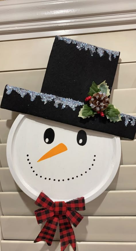 Pizza Pan Snowman Diy, Christmas Pizza Pan Crafts, Pizza Pan Christmas Crafts, Pizza Pan Snowman, Christmas Pizza, Snowman Crafts Diy, Christmas Diy Wood, Pizza Pans, Diy Christmas Presents