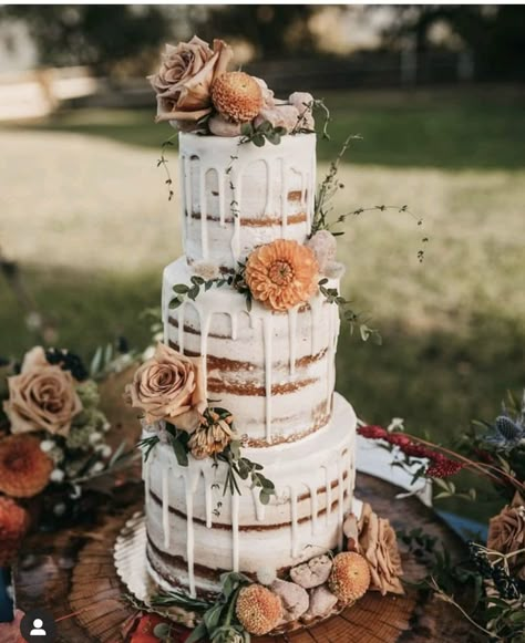 Boho Cake Ideas For Wedding, Bohemian Cake Wedding, Rustic Boho Wedding Cake 3 Tier, Rustic Style Wedding Cakes, Western Cake Wedding, Country Boho Wedding Cake, Boohoo Wedding Cake, Blue And Orange Western Wedding, Vintage Boho Wedding Cake