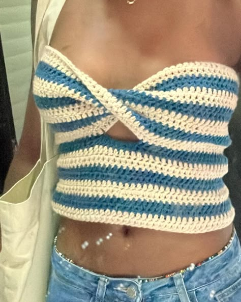 Croshay Clothes, Cute Crochet Summer Tops, Crochet Shirt Ideas, Crochet Ideas For Summer, Modest Crochet Top, Crochet One Color, Crochet Summer Shirt, Crochet Tops Aesthetic, Crochet Top Summer