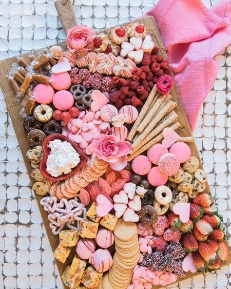 Pink Charcuterie Board, Chocolate Charcuterie Board, Candy Charcuterie Board, Chocolate Charcuterie, Candy Charcuterie, Valentines Party Food, Galentines Day Ideas, Valentines Brunch, Lady Decluttered