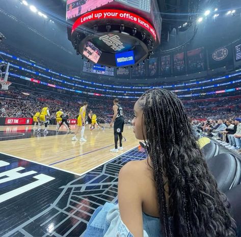 Court Side Basketball Game, Court Side Aesthetic, Nba Girlfriend, Nba Wife Aesthetic, Basketball Wife Aesthetic, Akira Akbar, Doctor Insta, Nba Wife, Nfl Wives