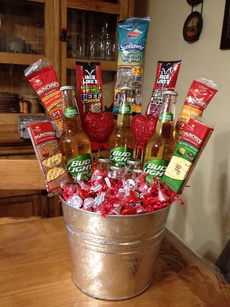 Beer bucket:) Auction Basket Themes, Christmas Basket Gift Ideas, Beer Christmas Gifts, Beer Gifts Basket, Beer Basket, Basket Gift Ideas, Bucket Gifts, Liquor Gifts, Beer Bucket