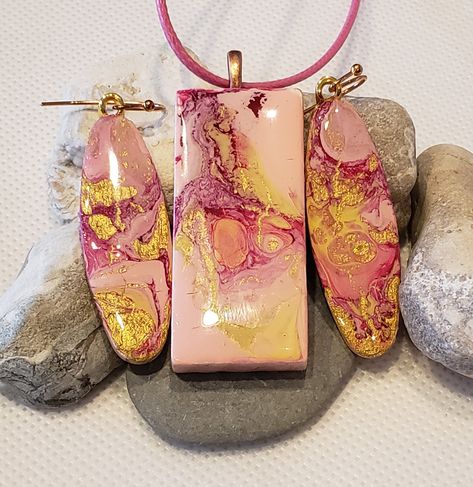 Fluid Art Earrings, Fluid Art Jewelry, Cabochon Tutorial, Alcohol Ink Jewelry, Magenta And Yellow, Domino Jewelry, Washer Jewelry, Pendant Earring Set, Clay Arts