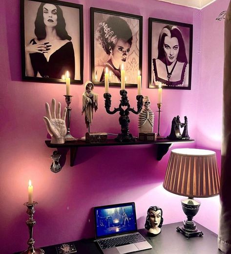 Pinup Bedroom Ideas, Francis Core, Romantic Goth Room, Black Themed Bedroom, Horror Room Ideas, Rockabilly Home Decor, Goth Room Ideas, Room Ideas Pastel, Baddie Room Ideas