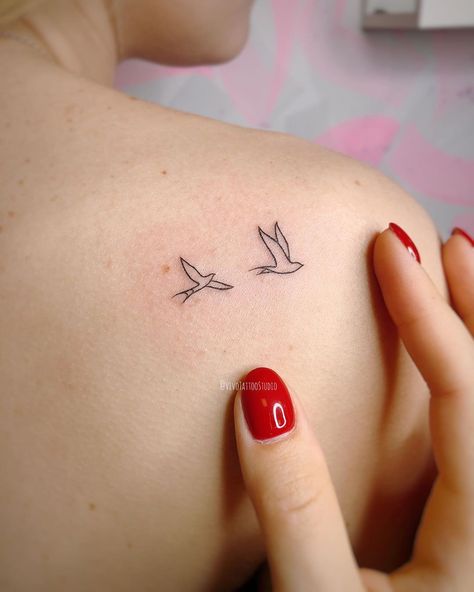 Simple Bird Tattoo, Swift Bird, Little Bird Tattoos, Tiny Bird Tattoos, Bird Tattoos For Women, Memories Ideas, Vogel Tattoo, 10 Tattoo, Small Girly Tattoos