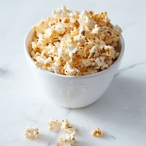 Spicy Chili Peanut Popcorn Recipe | Weight Watchers Dill Pickle Popcorn, Pickle Popcorn, White Cheddar Popcorn, Cheddar Popcorn, Smart Food, Ranch Seasoning Mix, Cat White, Gourmet Popcorn, Popcorn Recipes