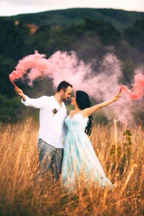 Holding Hands Watercolor, Hands Watercolor, Gender Reveal Photo Shoot, Gender Reveal Pictures, Vom Avea Un Copil, Gender Reveal Photography, Baby Bump Photoshoot, Pre Wedding Photoshoot Props, Maternity Photography Poses Outdoors