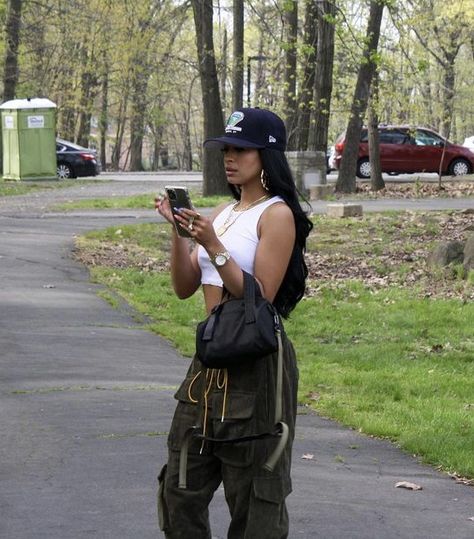 Fitted Cap Outfit Black Women Summer, Fitted Cap Black Women, Girl With Fitted Hat, Outfits With Fitted Hats Black Women, Fitted Caps Outfit Black Women, Snapback Outfit Women, Fitted Caps Outfit, Fitted Hat Outfit Women, Fits With Hats