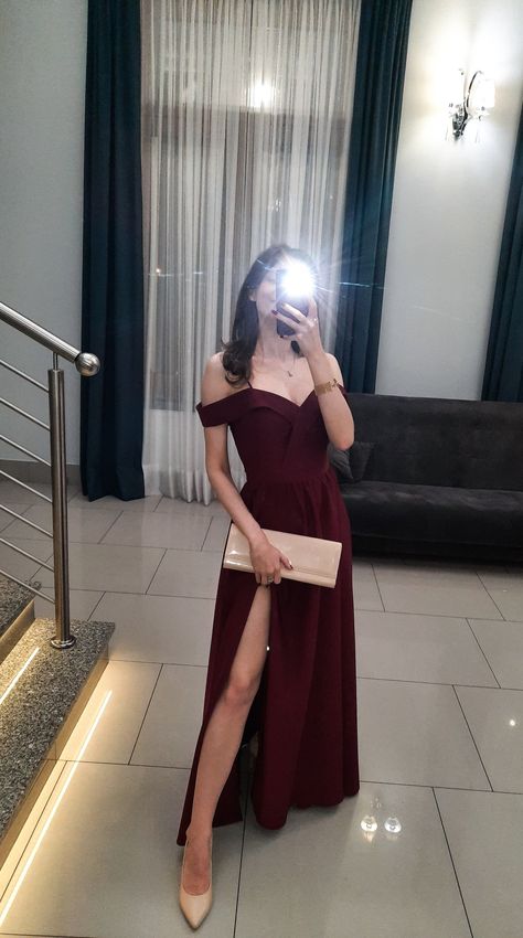 Bergandy Prom Dress, Formal Maroon Dress, Bridesmaid Maroon Dress, Maroon Formal Dress Long, Maroon Long Dress Formal, Dark Burgundy Prom Dress, Burgundy Dress Jewelry Ideas, Burgundy Dresses Prom, Bridesmaid Dress Maroon