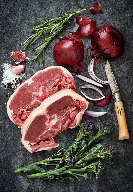 Meat Food Styling, Meat Photography, Comfort Eating, Ingredients Photography, Cooking The Perfect Steak, Dark Food, Premium Meat, Meat Food, Eat Fresh