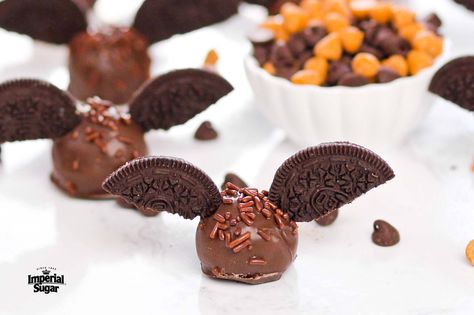 These “bat truffles” are more treat than trick! The hard chocolate exterior gives way to a soft chocolate center made with milk chocolate, semi-sweet chocolate and butterscotch. Chocolate sandwich cookie wings give this dessert a little Halloween flair. For a kid-party friendly twist, add candy eyeballs to top of each bat truffle. For a Mint Patties, Candy Eyeballs, Sandwich Cookie, Truffles Recipe, Homemade Snickers, Snickers Bar, Chocolate Sandwich, Chocolate Sandwich Cookies, Almond Bark