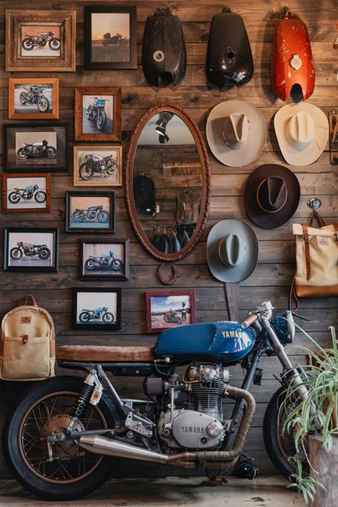 Biker Living Room Ideas, Vintage Garage Decor, Bikers Cafe Interior, Motorcycle Shop Design, Motorcycle Bar Ideas, Motorcycle Shop Aesthetic, Motorcycle Decor Interior Design, Biker Clubhouse Interior, Motorcycle Accessories Shop Interior