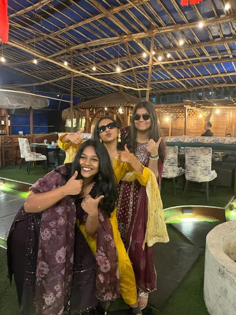 Indian Besties Aesthetic, Trio Poses In Traditional, Trio Saree Poses, Navratri Poses With Friends, Trio Pic Ideas, Group Picture Poses, Sisters Photoshoot Poses, Bff Poses, Sister Poses