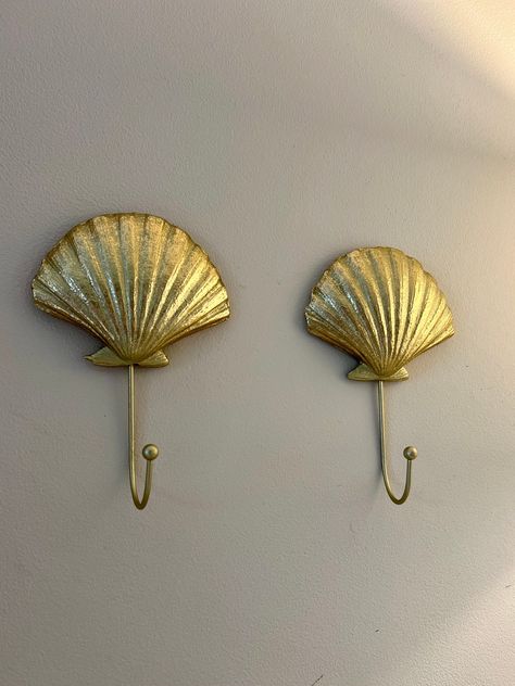 Cute Coastal Bathroom, Sea Inspired Bathroom, Coastal Bedroom Accessories, Gold Coastal Decor, Shell Bathroom Decor, Coastal Bathroom Aesthetic, Coastal Salon Decor, Pink Coastal Bathroom, Shell Room Decor