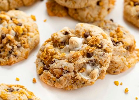 Milk Bar Cornflake Cookies, Cornflake Crunch Cookies, Copycat Cookie Recipes, Cornflake Marshmallow Cookies, Cornflake Crunch, Cookies Marshmallow, Milk Bar Recipes, Chocolate Chip Marshmallow Cookies, Cheap Desserts