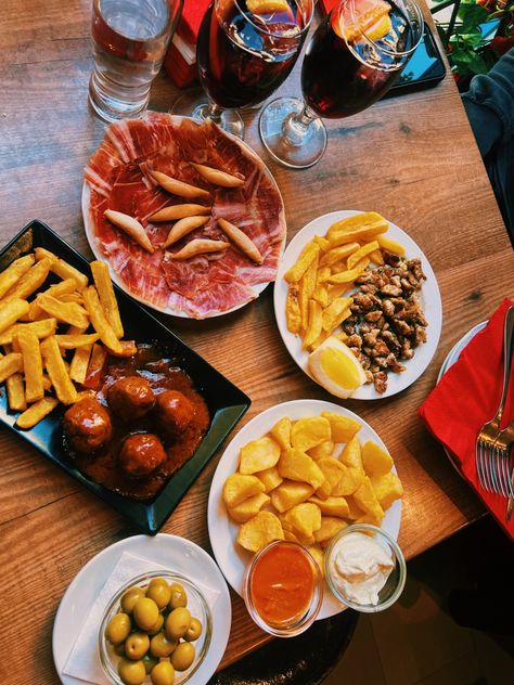 #tapas #madrid #food #serrano #spain Tapas In Spain, Tapas Aesthetic Spain, Murcia Spain Aesthetic, Spanish Food Aethstetic, Tapas Aesthetic, Tapas Spain, Madrid Tapas, Spain Aesthetics, Traveling Board