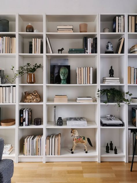 Home Office White Bookshelves, Bookshelve Ideas Living Room, Library Shelves Decor, White Bookcase Living Room, White Bookshelf Ideas, Billy Bookcase Living Room, Large Bookshelf Styling, Bookcase Wall Living Room, Bookshelf Wall Living Room