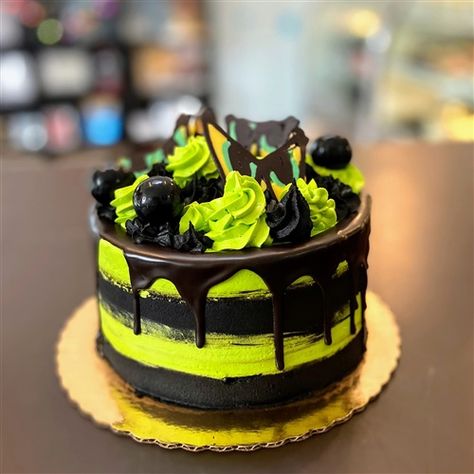 Green And Black Cake Birthday, Green And Black Cake, Birthday Cake Halloween, Lime Green Cake, Watercolor Drip, 23 Birthday Cake, Green Birthday Cakes, Donut Birthday Cake, Buttercream Birthday Cake