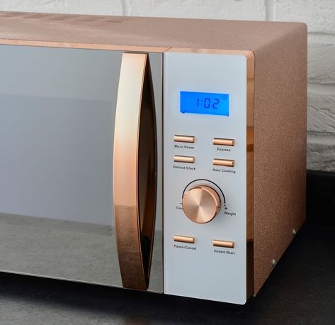 The range rose gold microwave that's sent Instagram into a frenzy Rose Gold Kitchen Appliances, Gold Microwave, Gold Kitchen Accessories, Kitchen Appliance Storage, Rose Gold Kitchen, Kitchen Appliances Design, Rose Gold Accessories, White Wash Brick, Black Door Handles