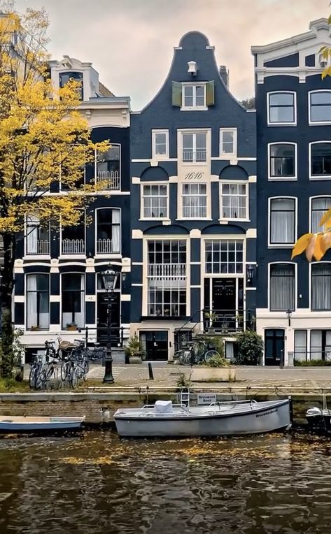 Preppy Designs, Netherlands Aesthetic, Amsterdam Winter, Night House, Dutch Houses, Amsterdam Photography, Living In Amsterdam, Amsterdam Houses, Building Sketch