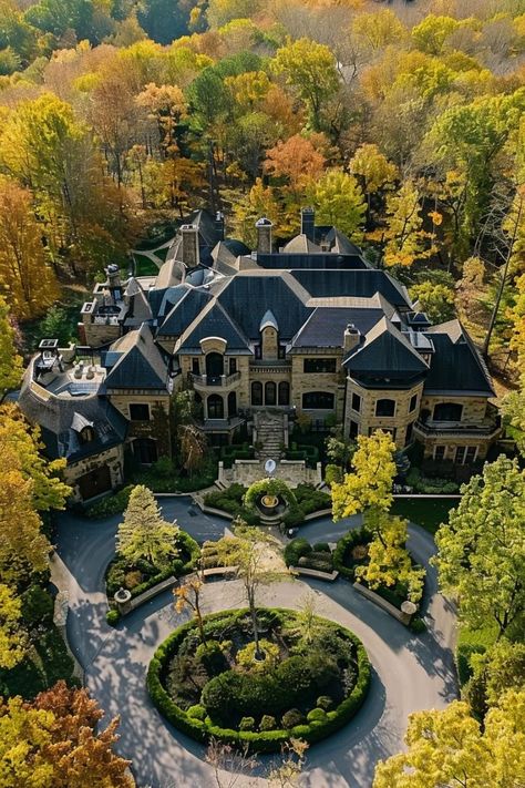 California Mansion Exterior, Mansion Backyard, Castle House Modern, Big Cottage House, Dream House Mansions, Mansion Decor, Mansion Aesthetic, Mansion Exterior, Victorian Mansion