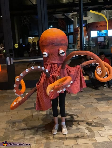 Kracken Costumes, Animal Diy Costumes, Octopus Halloween Costume, Kraken Costume, Sea Creatures Costumes, Sea Horse Costume Diy, Sea Creature Halloween Costumes, Octopus Diy, Octopus Diy Costume