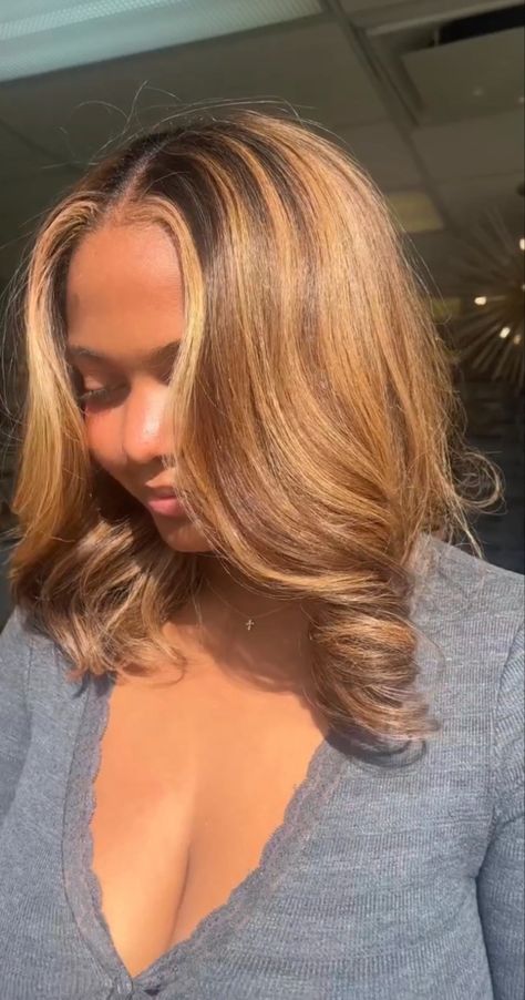 Natural Hair Highlights, Blonde Natural Hair, Pressed Natural Hair, Dyed Curly Hair, Silk Press Natural Hair, Highlights Curly Hair, Honey Brown Hair, Dyed Hair Inspiration, Colored Curly Hair