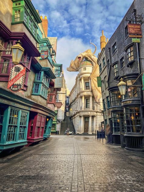 Diagon Alley Tattoo, Diagon Alley Minecraft, Diagon Alley Painting, Diagon Alley Art, Diagon Alley Wallpaper, Diagon Alley Drawing, Harry Potter Buildings, Harry Potter Architecture, Diagon Alley Aesthetic