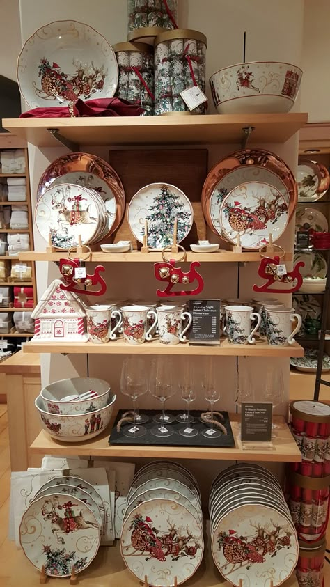 Christmas China Patterns, Holiday Dinnerware, Decorating Kitchen, Christmas China, Christmas Dinnerware, Christmas Tableware, Christmas Dishes, Christmas Tablescapes, Christmas Dining