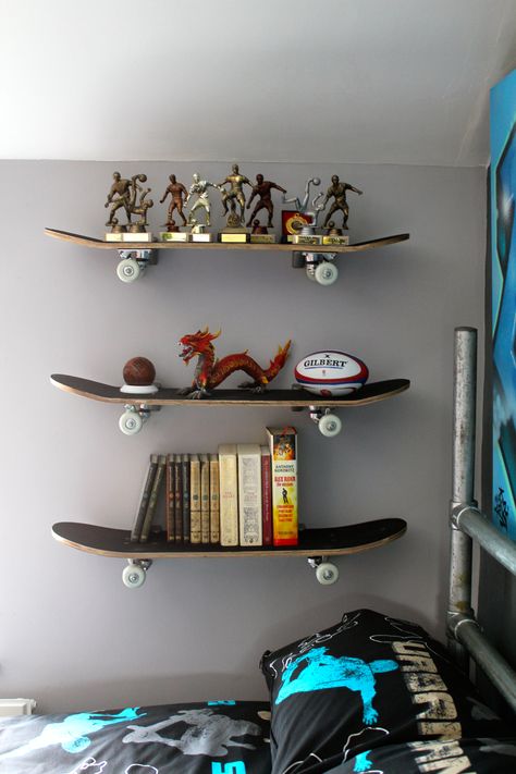 Skateboard shelves. Use glass brackets (from DIY store) to hold to wall. Skateboard Bedroom Decor, Skateboard Shelf Ideas, Skateboard Mounted On Wall, Skateboards On The Wall, Skateboard Shelves Diy, Skate Boards On Wall, Skateboard Display Wall, Skateboard In Room, Skateboard Room Aesthetic